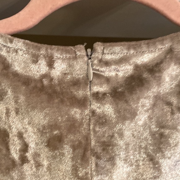 Main Strip NWT Gorgeous Gold/Cream Velour Junior Dress 👗 Size Large - Picture 11 of 16